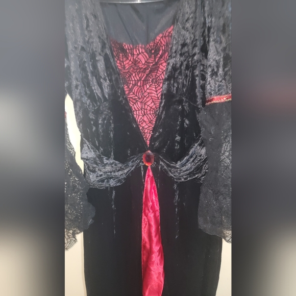 Vampire costume - Picture 6 of 15